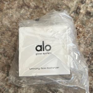 Alo Luminizing face moisturizer